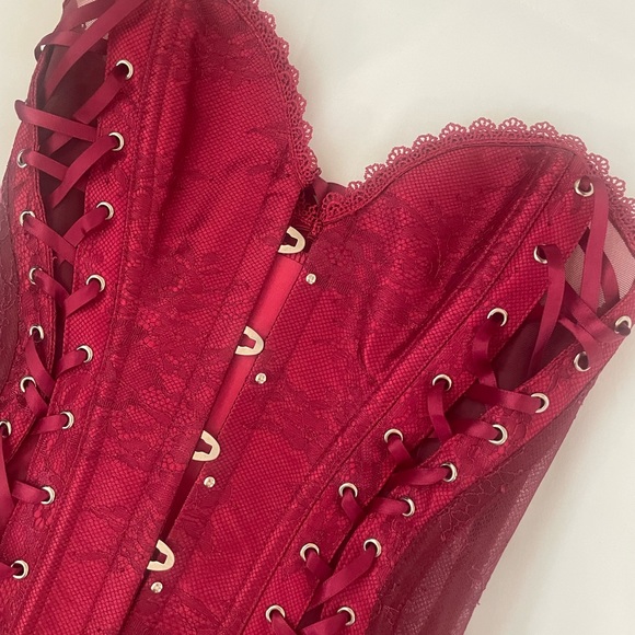 Red Contour Corset + Thong Set - Picture 5 of 8